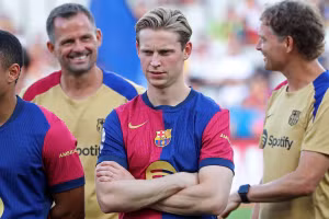 De Jong hiện vẫn đang nằm trong kế hoạch mua sắm của Man United.