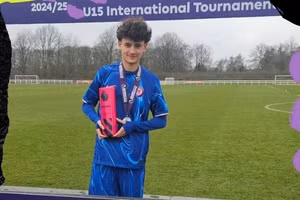 Arthur Barratt vô địch U15 Premier League cùng Chelsea.