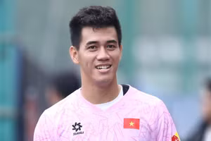 Tiến Linh bất ngờ chững lại một cách khó hiểu.