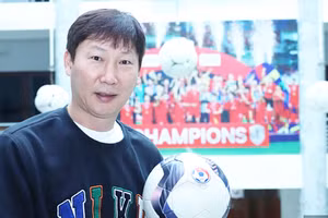 HLV Kim Sang Sik dẫn dắt ASEAN All Stars đấu Man United.