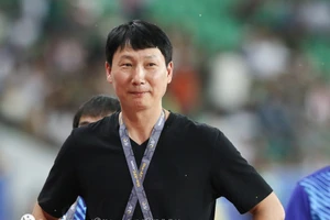 HLV Kim Sang Sik vi hành V-League tìm kiếm nhân tố cho Asian Cup 2027.