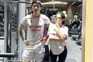 Đoàn Văn Hậu tập phục hồi hậu phẫu thuật.