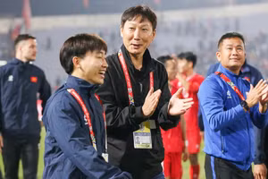 HLV Kim Sang-sik lập kỷ lục siêu ấn tượng