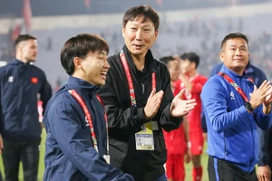 HLV Kim Sang-sik lập kỷ lục siêu ấn tượng