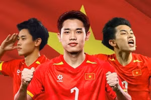 Cổ động viên Châu Á chúc mừng Đình Bắc