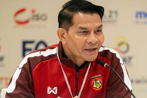 HLV Boonlert Charoenwong chia tay tuyển futsal nữ Myanmar.