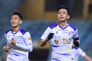 Văn Quyết nhận lót tay khủng khi gia hạn với Hà Nội FC.