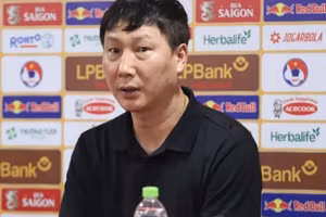 HLV Kim Sang Sik thất vọng sau trận thua tuyển Nga.