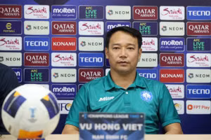 HLV Vũ Hồng Việt hài lòng với trận thắng Tampines Rovers.