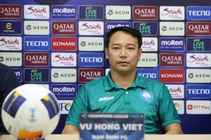 HLV Vũ Hồng Việt hài lòng với trận thắng Tampines Rovers.