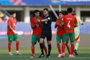 FIFA thử nghiệm thẻ xanh trong bóng đá.