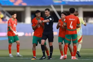 FIFA thử nghiệm thẻ xanh trong bóng đá.