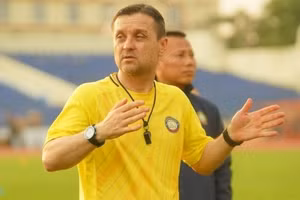 HLV Thanh Hóa thất vọng với tấm thẻ đỏ của đội nhà ở trận thua TPHCM.