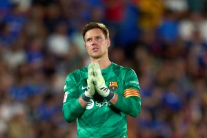 Marc-Andre Ter Stegen lọt tầm ngắm của cả Man United và Chelsea.