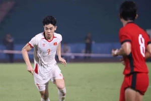 Đình Bắc được huấn luyện viên U23 Singapore Firdaus Kassim ngợi khen.