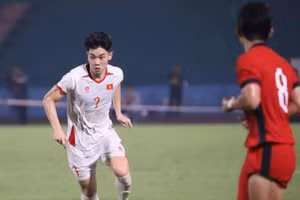 Đình Bắc được huấn luyện viên U23 Singapore Firdaus Kassim ngợi khen.