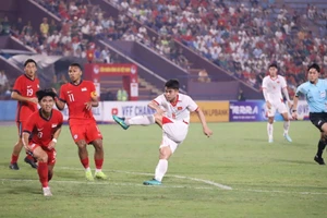 U23 Việt Nam rộng cửa vào vòng chung kết U23 châu Á sau trận thắng U23 Singapore.