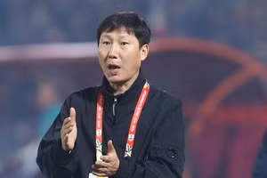 Huấn luyện viên Kim Sang-sik tích cực tìm kiếm nhân tố mới cho tuyển Việt Nam.