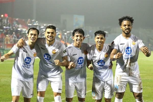 CLB Nam Định so tài với CLB CRD Libolo trên sân Thiên Trường.