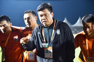 HLV U19 Thái Lan hài lòng với chiến thắng của các học trò trước U19 Malaysia. Ảnh: FAT.
