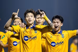 Sông Lam Nghệ An làm khách của Hồng Lĩnh ở vòng 23 V-League.