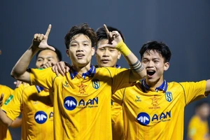 Sông Lam Nghệ An làm khách của Hồng Lĩnh ở vòng 23 V-League.