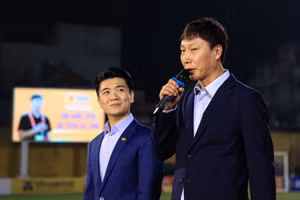 HLV Kim Sang-sik nhận thưởng 500 triệu từ bầu Hiển.