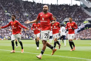 Bán loạt ngôi sao, Man United thu hàng trăm triệu đô la