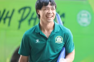 Công Phượng trở lại sân cỏ sau thời gian dài điều trị chấn thương.