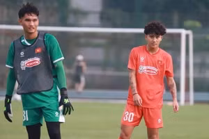 Tiền đạo Bùi Alex tập luyện trong màu áo U22 Việt Nam.