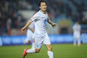 Văn Toàn trở lại tập luyện trước trận gặp Hà Nội FC.