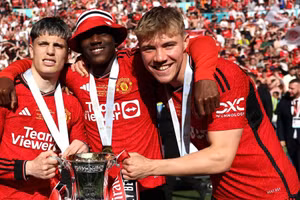 Man United cân nhắc làm mới đội hình.