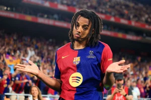 Jules Kounde của Barcelona được câu lạc bộ Al Nassr quan tâm.
