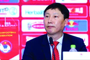 HLV Kim Sang Sik làm việc với VFF về mục tiêu ở AFF Cup.