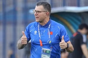 HLV C. Roland tiếc nuối khi U17 Việt Nam lỡ hẹn World Cup.