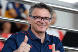 HLV Troussier khuyên Văn Quyết đi học huấn luyện viên sau khi giải nghệ.