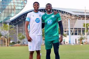 Tiền đạo Kyle Hudlin (trái) và thủ môn Caique Luiz Santos sở hữu chiều cao ấn tượng. Ảnh: CLB Thép Xanh Nam Định.