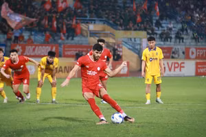 Sông Lam Nghệ An để thua Viettel ở vòng 20 V-League trên SVĐ Hàng Đẫy.