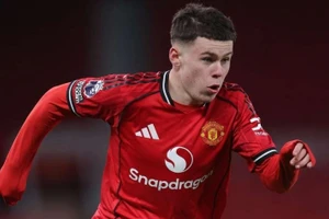 Con trai Rooney lập đại công cho Man United