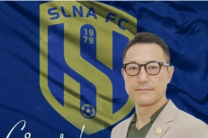 Giám đốc kỹ thuật Hideaki Shoji chia tay Sông Lam Nghệ An. Ảnh: SLNA FC.