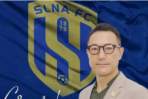 Giám đốc kỹ thuật Hideaki Shoji chia tay Sông Lam Nghệ An. Ảnh: SLNA FC.