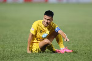 Doãn Ngọc Tân nghỉ hết lượt đi V-League vì chấn thương.