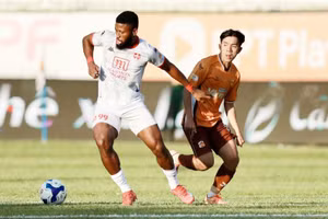 Hoàng Anh Gia Lai thua đậm Hải Phòng FC ở vòng 7 V-League.