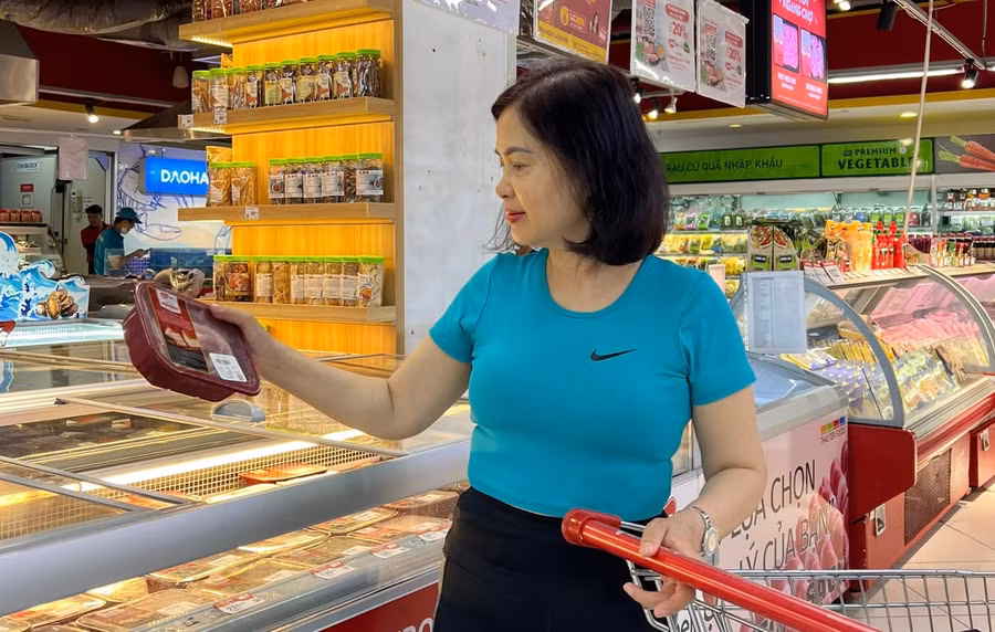 6-ms-nguoi-tieu-dung-chon-mua-thit-u-mat-tai-sieu-thi-5665-8305.jpg