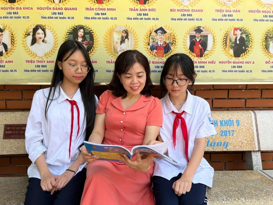 Cô giáo Đào Thị Hảo bên cạnh các em học sinh