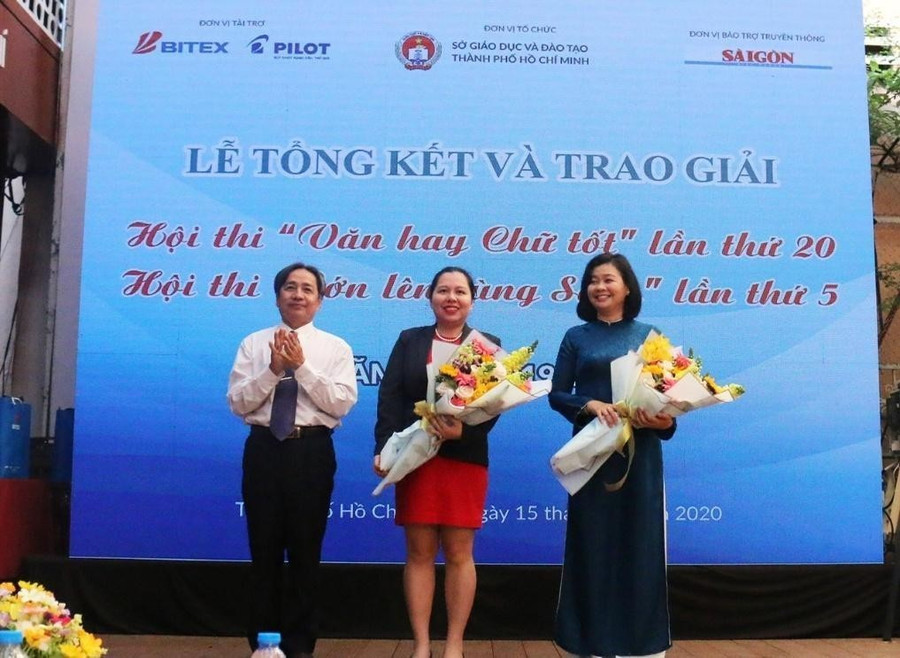 Pilot đồng hành với cuộc thi “Văn hay chữ tốt” do Sở Giáo dục và Đào tạo TP.HCM tổ chức. Đại diện BITEX và Pilot – CEO Trần Thanh Thảo lên nhận hoa tri ân từ Sở. a5-trang.jpg
