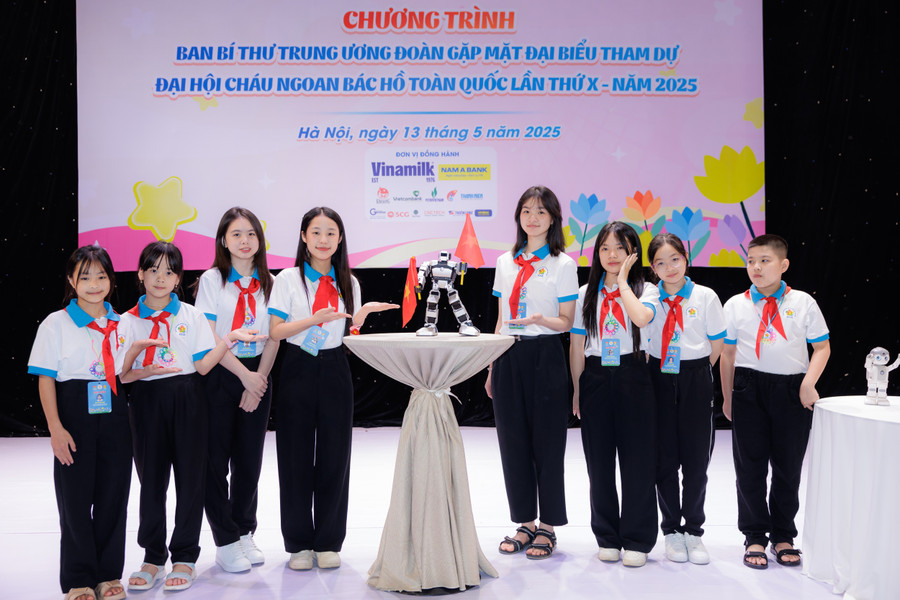 Với chủ đề “Thiếu nhi Việt Nam vững bước tiến vào kỷ nguyên mới”, đại hội năm nay có sự tham dự của nhiều đại biểu là các em học sinh từng tham gia và đạt giải cao tại các cuộc thi nghiên cứu khoa học, sáng tạo trẻ. Đây cũng là kỳ đại hội có tỷ lệ đại biểu đạt thành tích cao nhất từ trước đến nay, nổi bật là 47 em đạt giải thưởng quốc tế, 95 em đạt giải cấp quốc gia. anh-4a-vnm.jpg