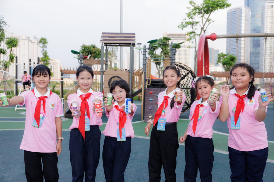 Đồng hành cùng mọi hoạt động diễn ra trong suốt 3 ngày của đại hội, Vinamilk còn mang thêm niềm vui và tiếp sức 500 “cháu ngoan Bác Hồ” bằng hàng chục ngàn sản phẩm sữa tươi tiệt trùng Vinamilk 100% và sữa chua uống Susu. anh-7a-vnm.jpg