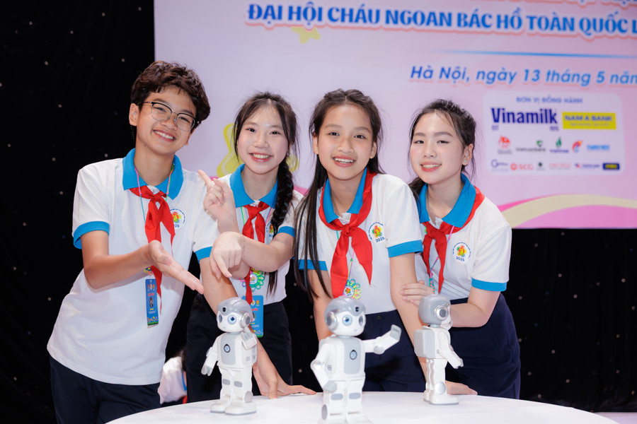 “Vinh dự và tự hào là cảm xúc chung của chúng em khi tham gia đại hội năm nay. Được gặp những Cháu ngoan Bác Hồ nhiều thế hệ trước, em cũng được tiếp thêm động lực và năng lượng để cố gắng hơn nữa trong tương lại”, em Đặng Kim Thiên Kim (thứ 2 từ phải sang) – Học sinh lớp 7 Trường THCS Lê Ngọc Hân (quận Hai Bà Trưng, Hà Nội). anh-3-vnm.jpg