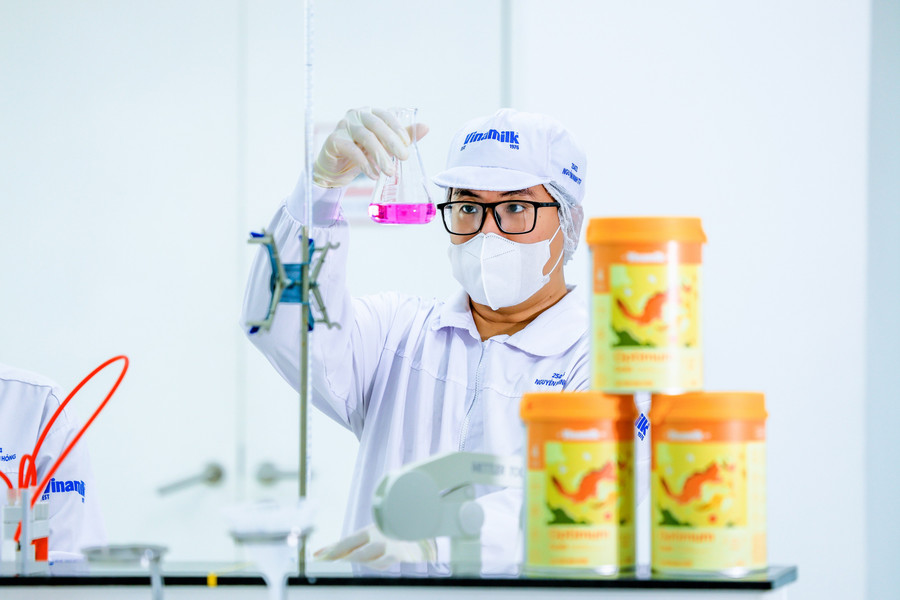 Vinamilk tiên phong đưa đột phá 6 HMO vào giải pháp dinh dưỡng cho trẻ (Ảnh: Nguyễn Hoàng). 2-hinh-2-1-vnm.jpg